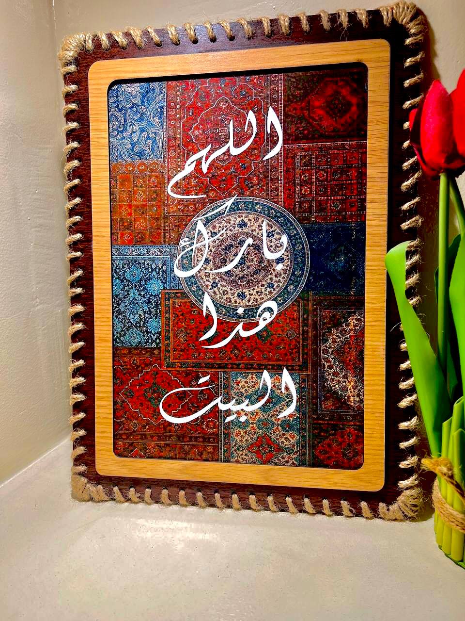 إطار خشبي مصنوع يدويًا مع صورة شخصية