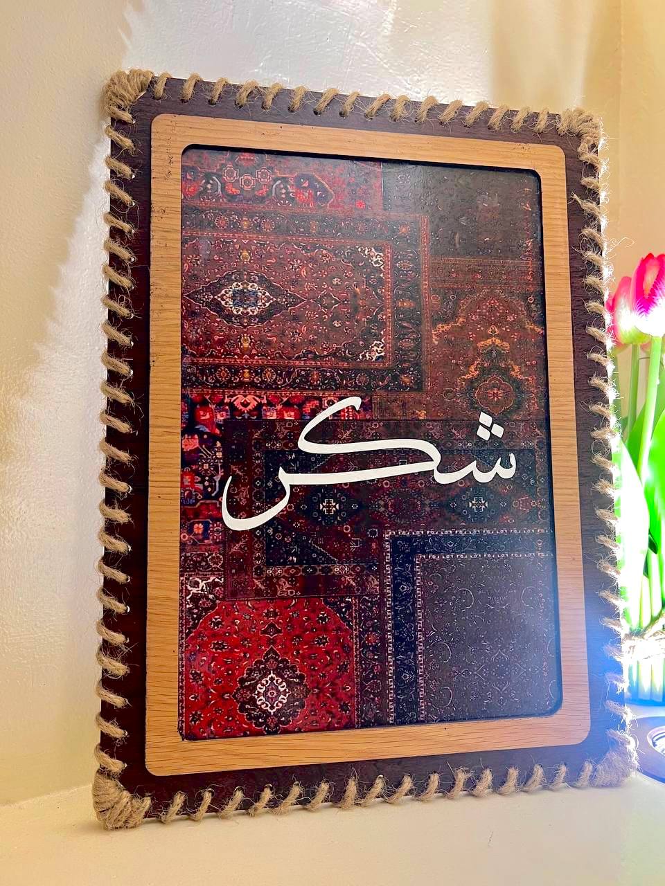 إطار خشبي مصنوع يدويًا مع صورة شخصية